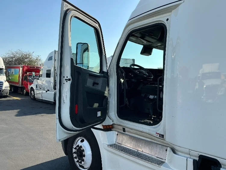 2022 Freightliner Cascadia - image 9