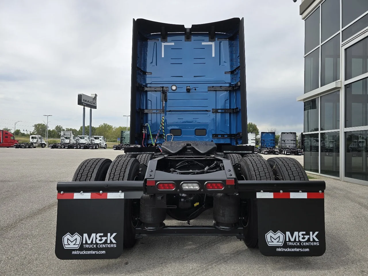 2026 Volvo VNL 860 in Toledo, OH — photo 5