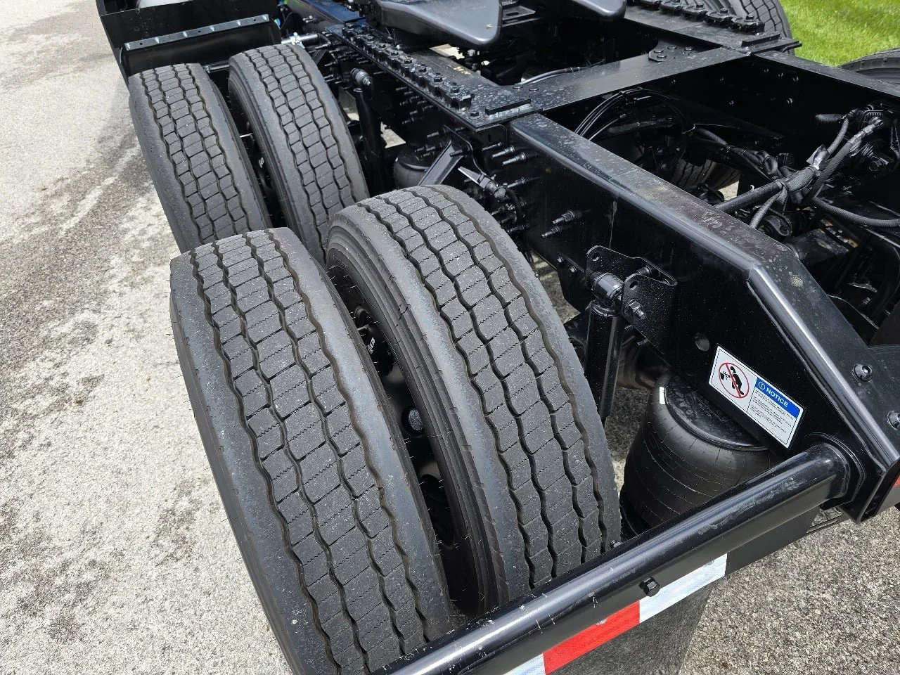 2026 Volvo VNL 860 in Toledo, OH — photo 4