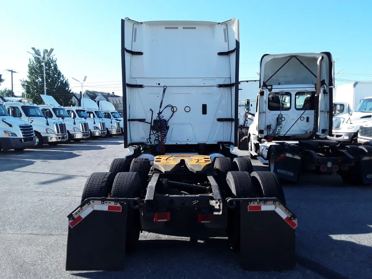 2020 International LT - image 5