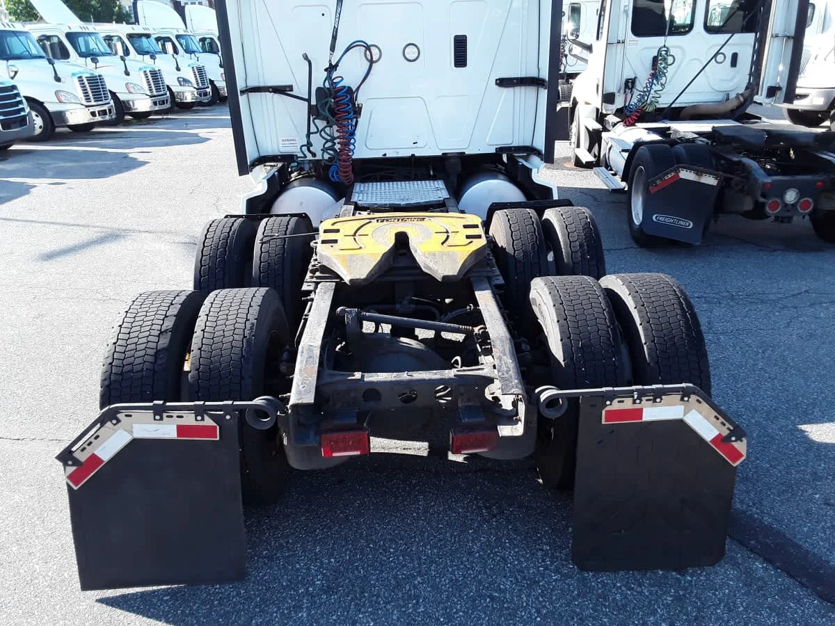 2020 International LT - image 12