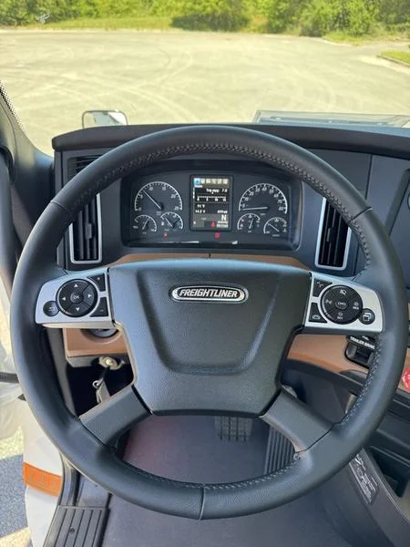 2027 Freightliner Cascadia — photo 10