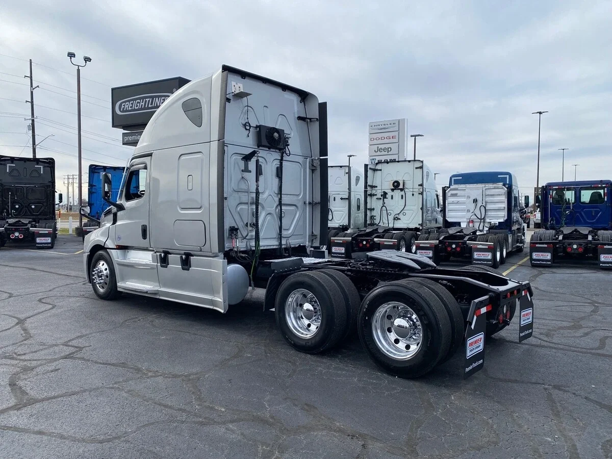 2021 Freightliner Cascadia - image 3