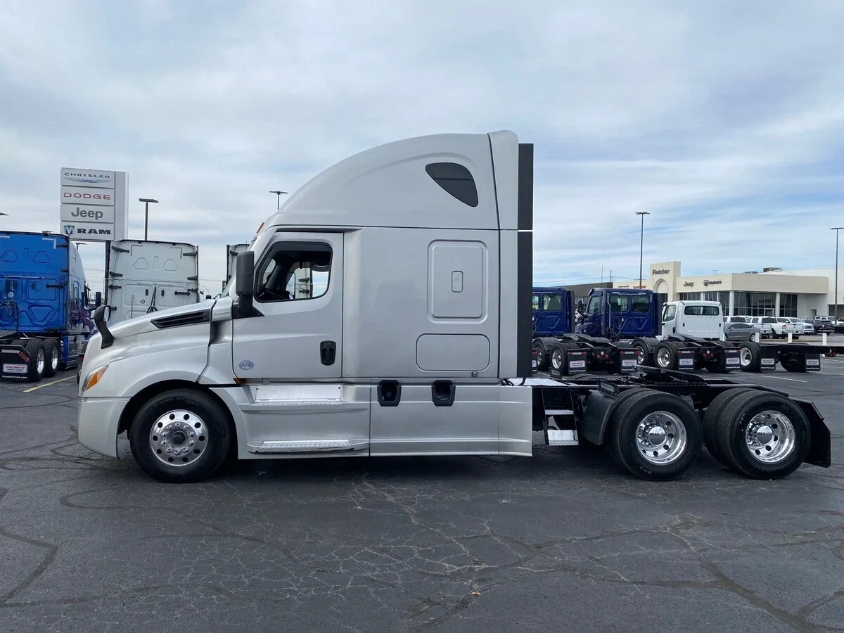 2021 Freightliner Cascadia - image 2