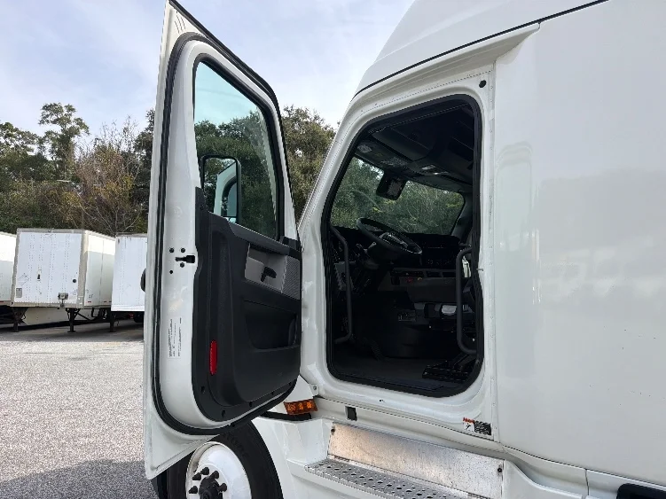 2022 Freightliner Cascadia - image 8