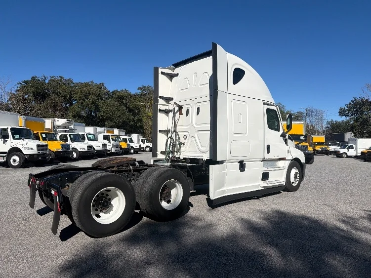 2022 Freightliner Cascadia - image 6