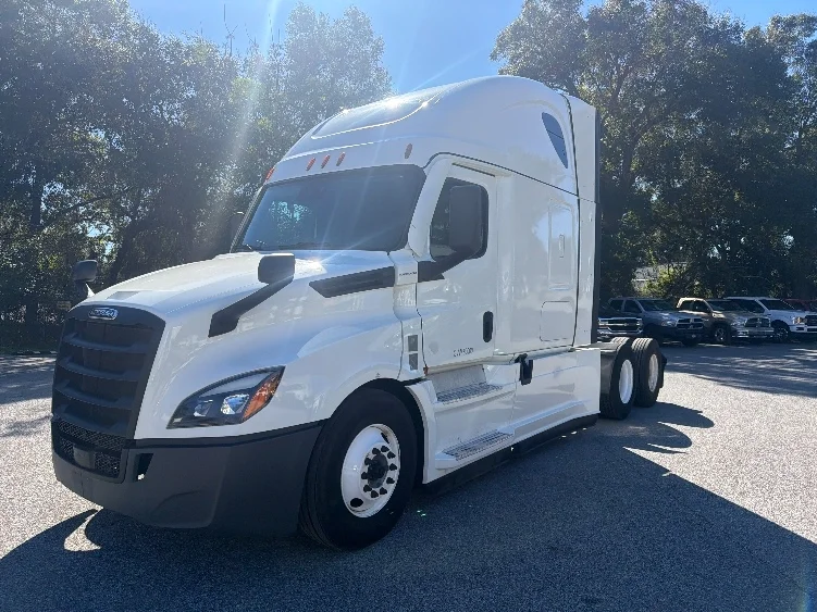 2022 Freightliner Cascadia - image 3