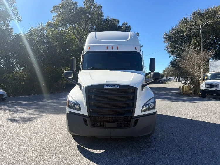 2022 Freightliner Cascadia - image 2