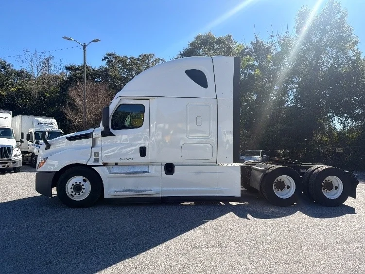 2022 Freightliner Cascadia - image 4