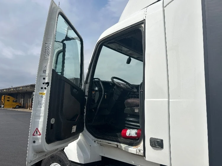 2022 Volvo VNL 300 - image 9