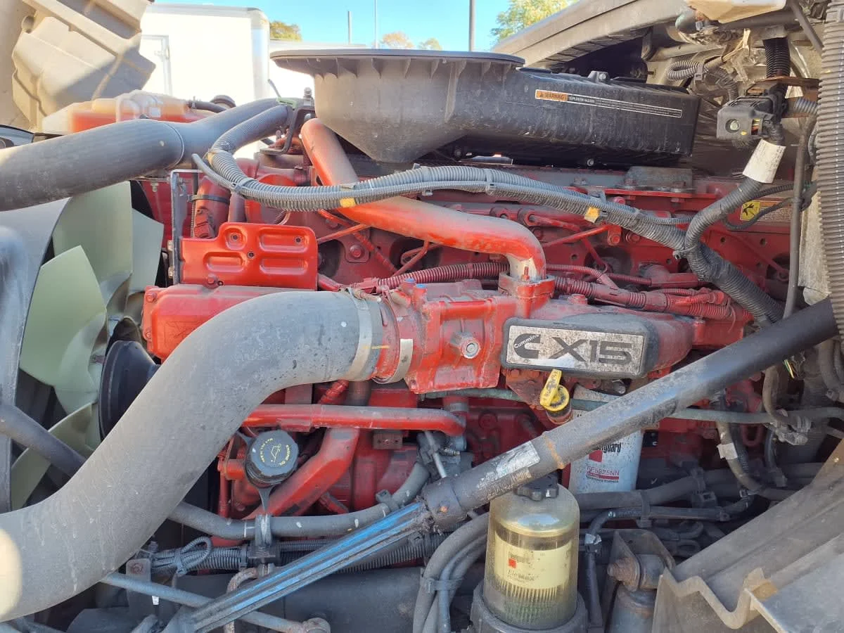 2021 International LT - image 8