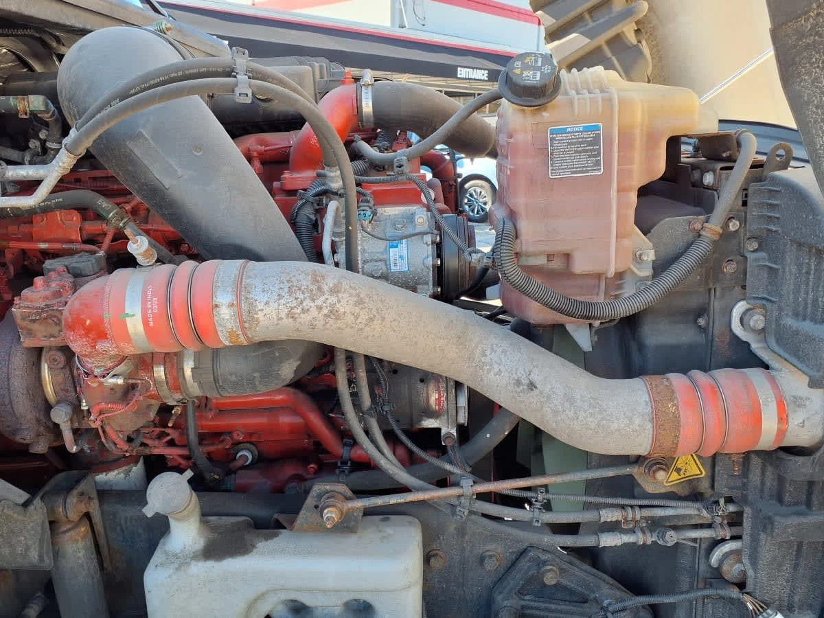 2021 International LT - image 9