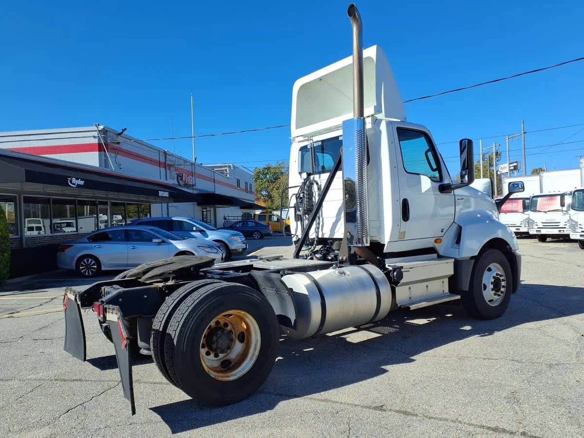 2021 International LT - image 4