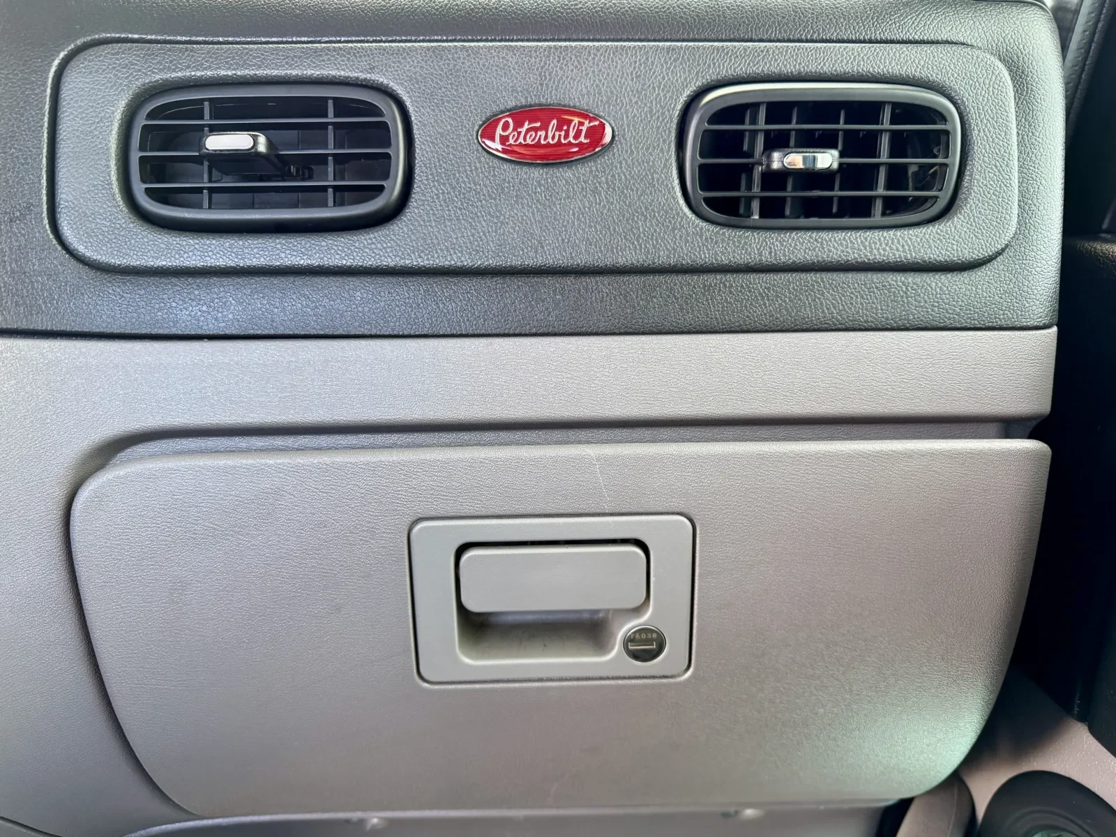 2023 Peterbilt 389 in New Lenox, IL — photo 19