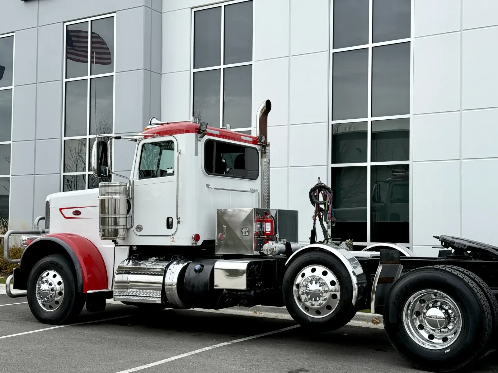 2023 Peterbilt 389 - image 8