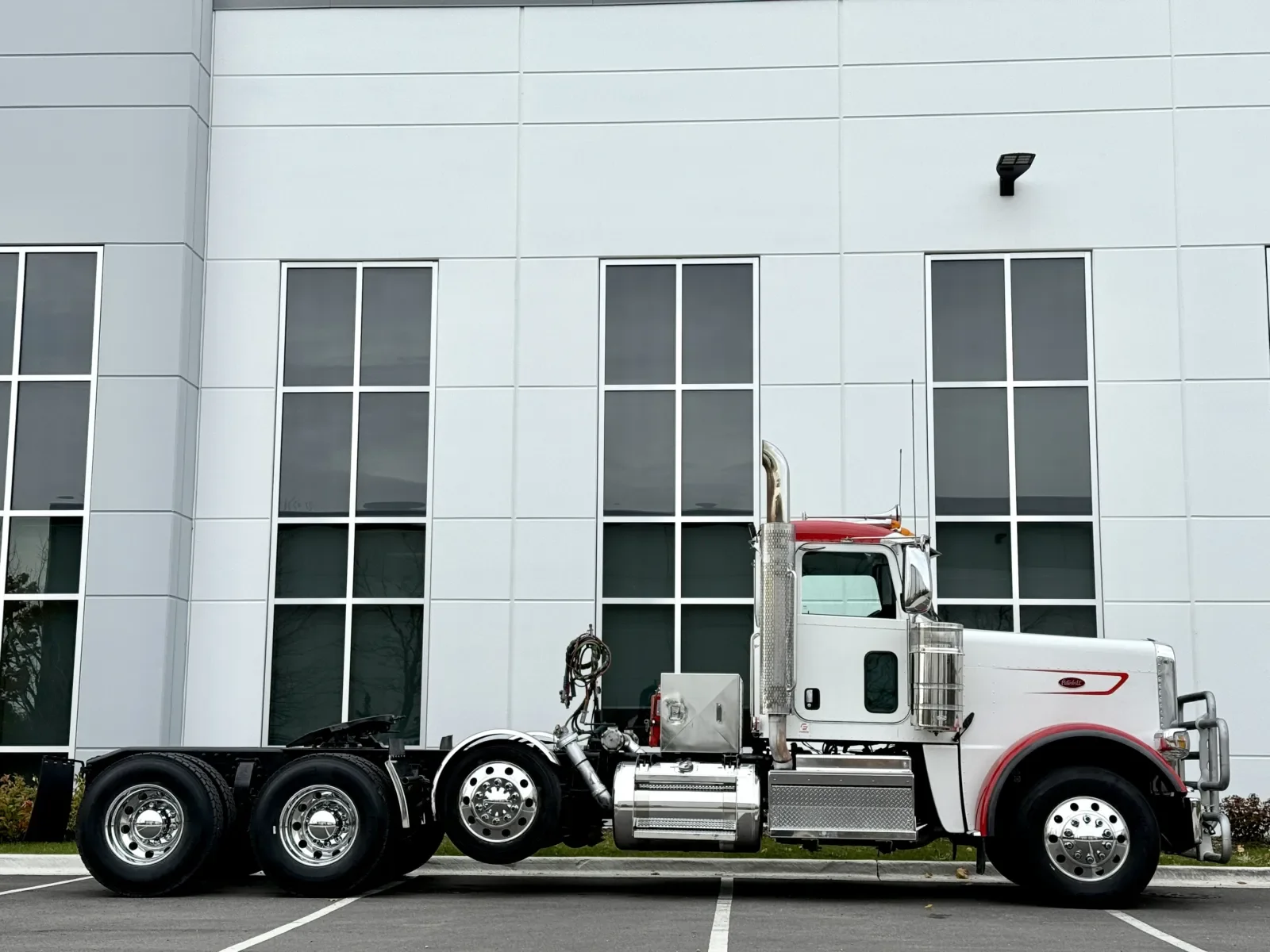 2023 Peterbilt 389 - image 3