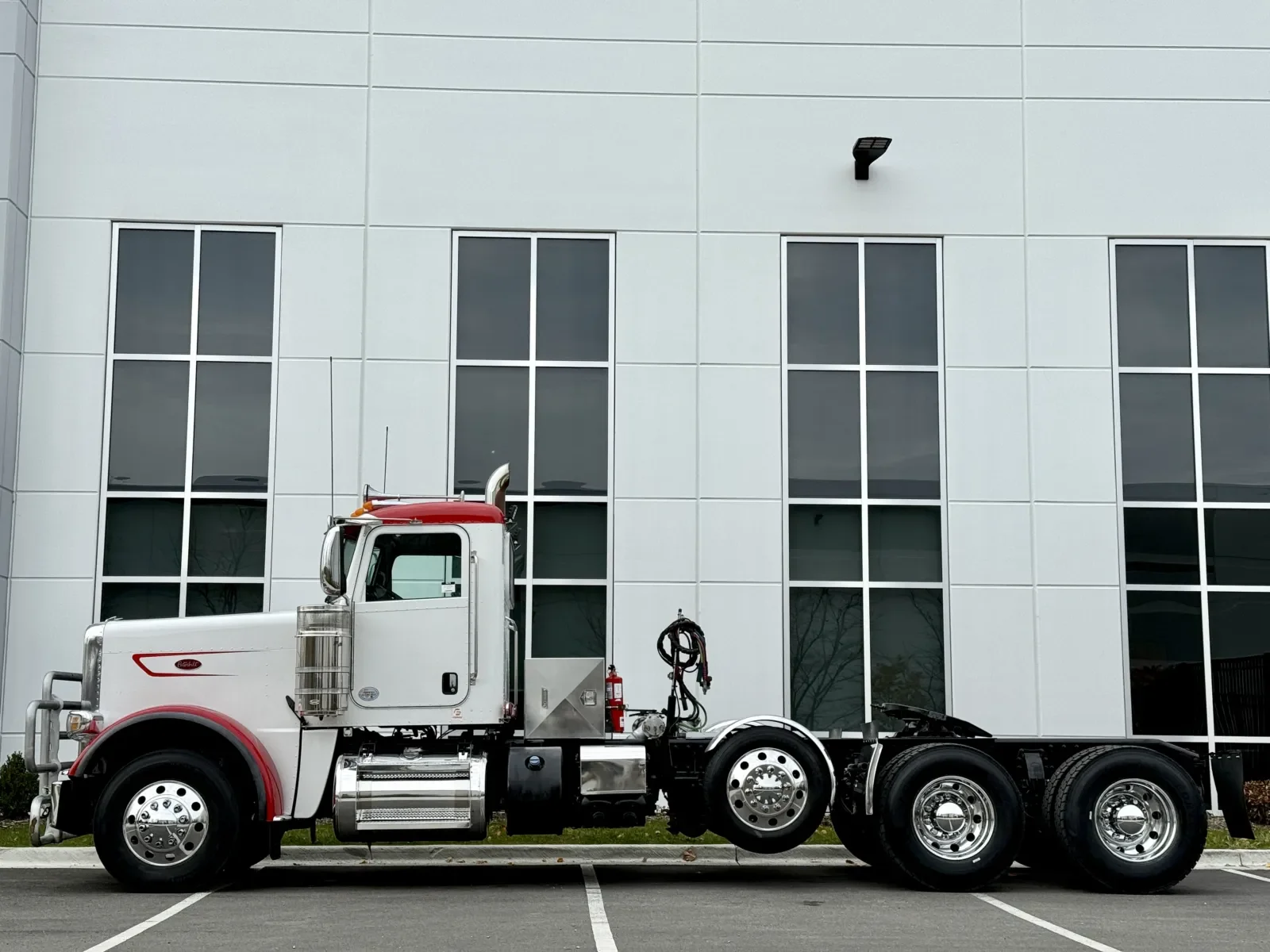 2023 Peterbilt 389 in New Lenox, IL — photo 4