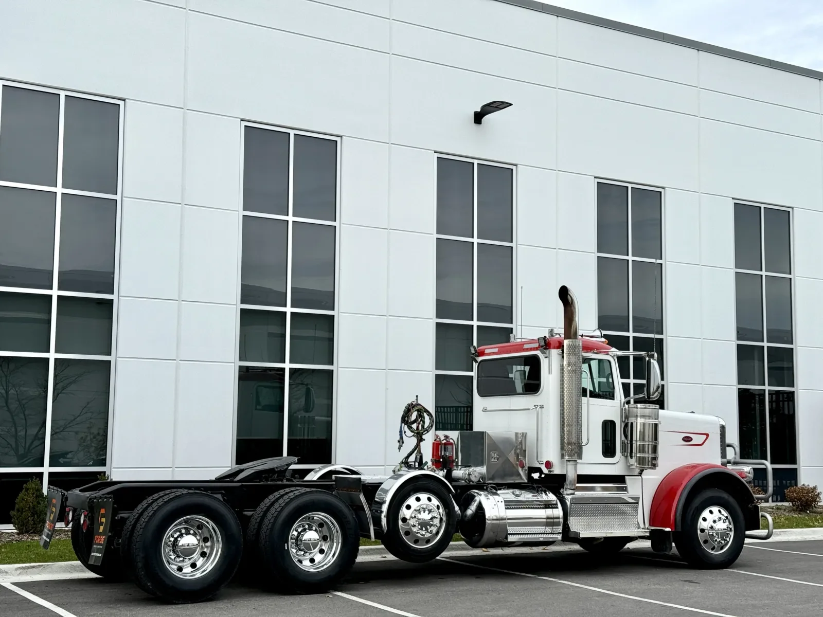 2023 Peterbilt 389 in New Lenox, IL — photo 5