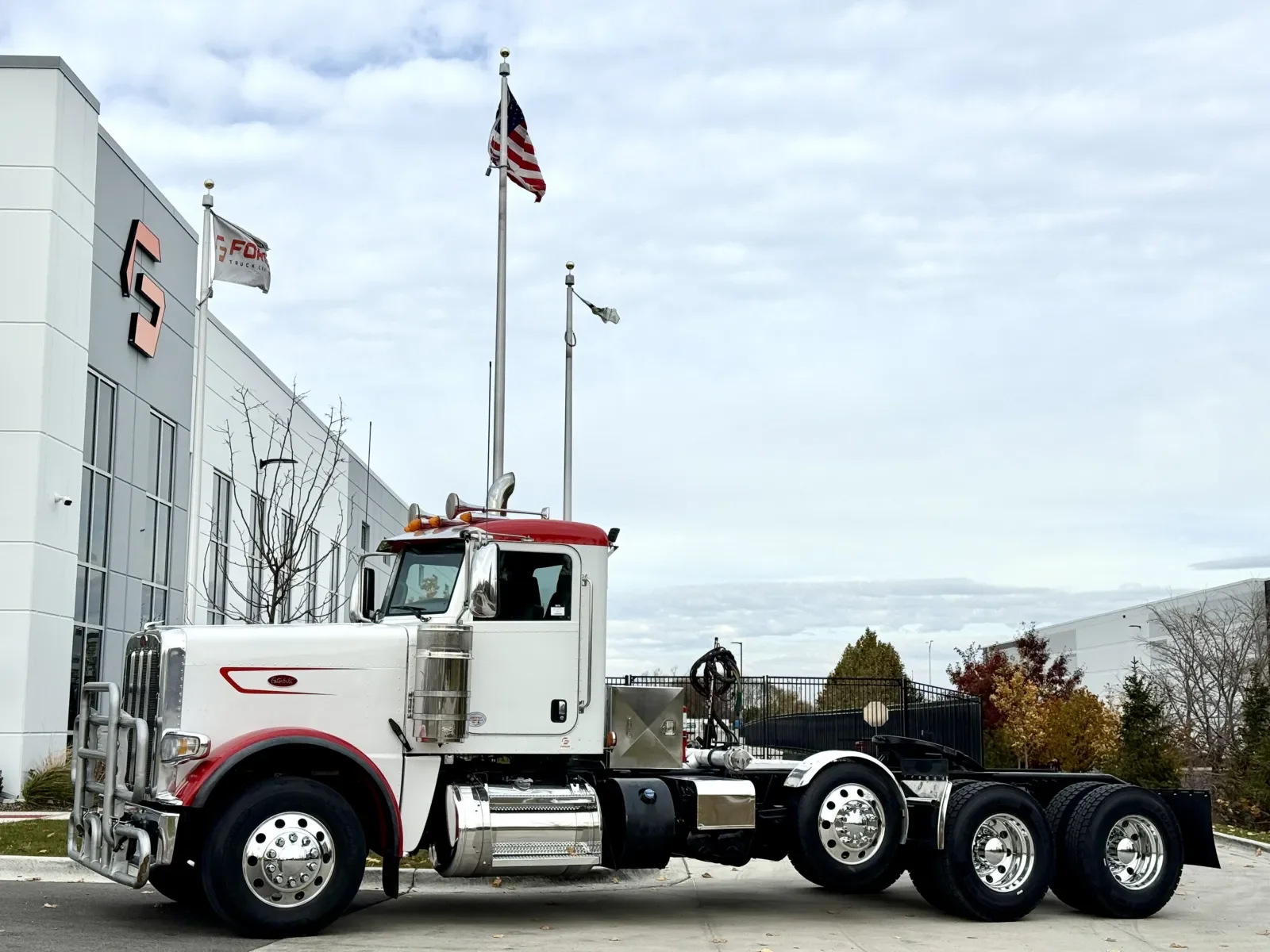 2023 Peterbilt 389 in New Lenox, IL