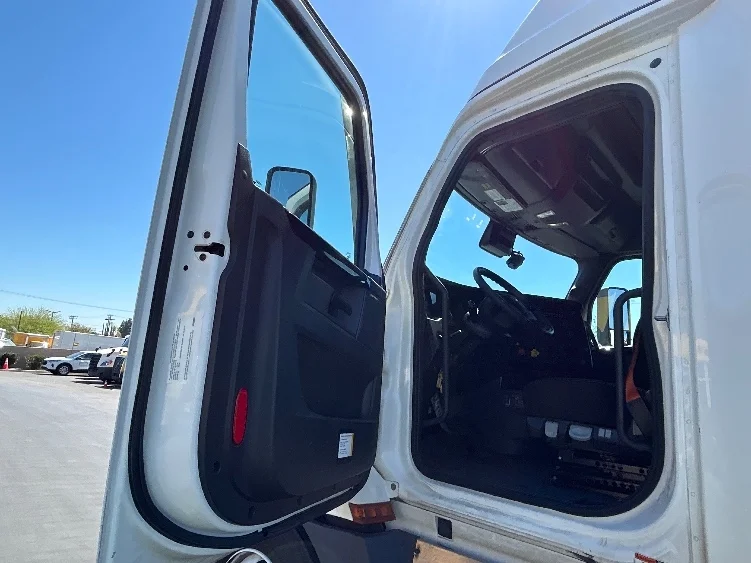 2023 Freightliner Cascadia - image 9