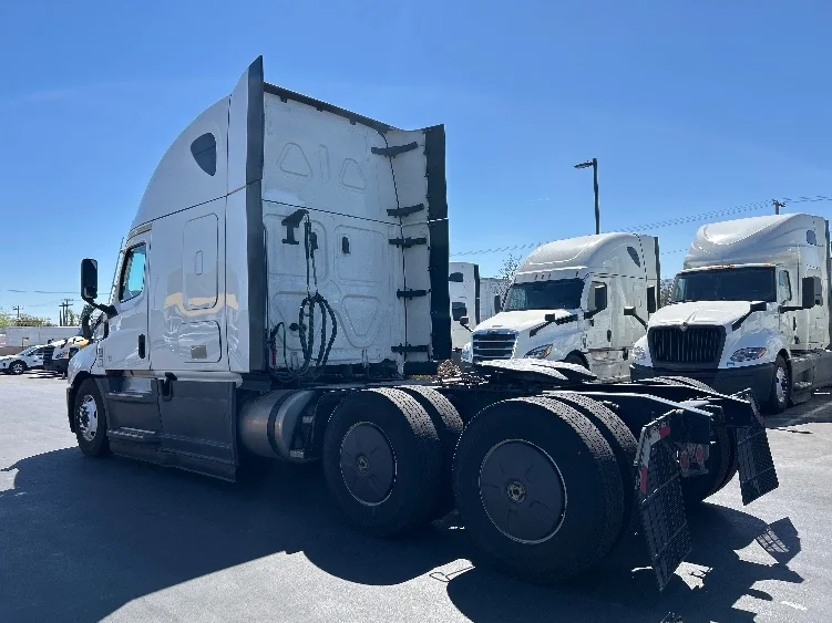 2023 Freightliner Cascadia - image 5