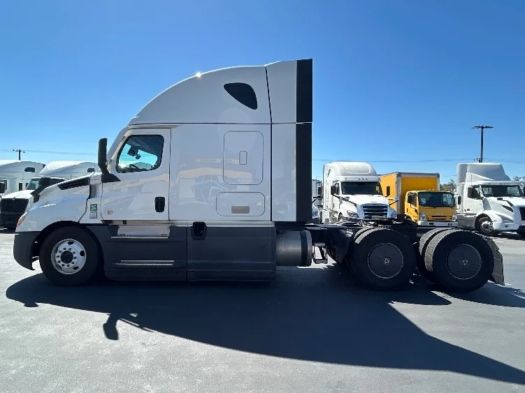 2023 Freightliner Cascadia - image 4