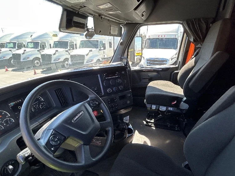 2023 Freightliner Cascadia - image 10