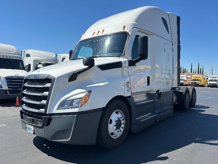 2023 Freightliner Cascadia - image 3