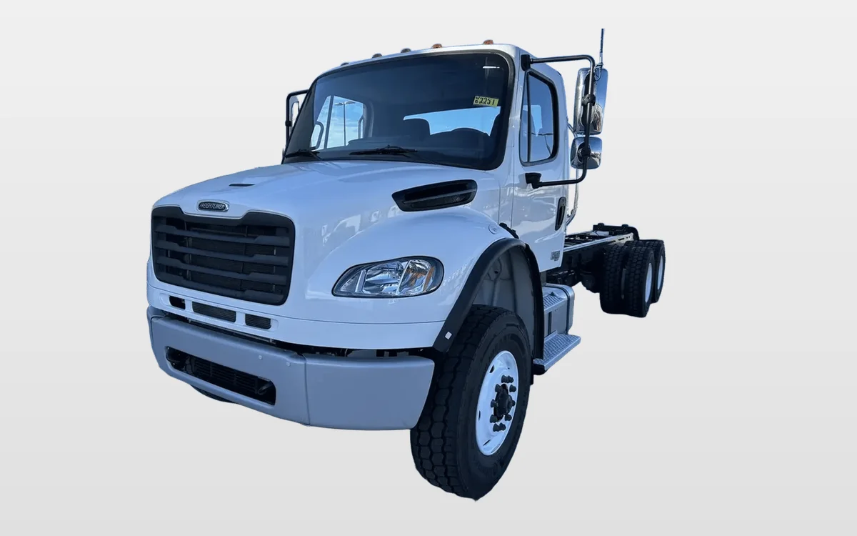 2025 Freightliner M2 106 - image 1