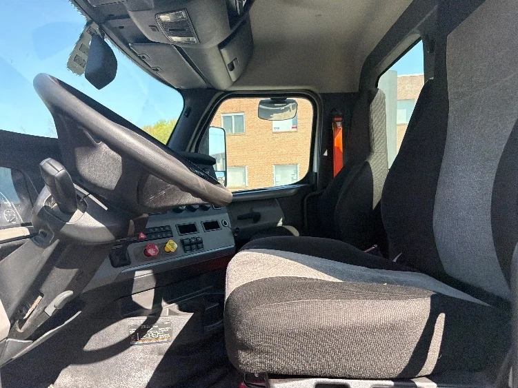 2019 Freightliner Cascadia in Baltimore, MD — photo 10