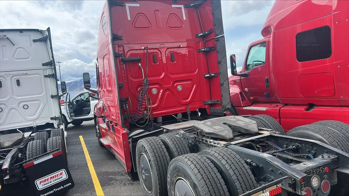 2022 Freightliner Cascadia - image 2