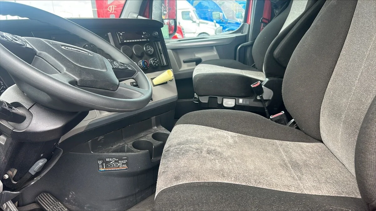 2022 Freightliner Cascadia - image 3