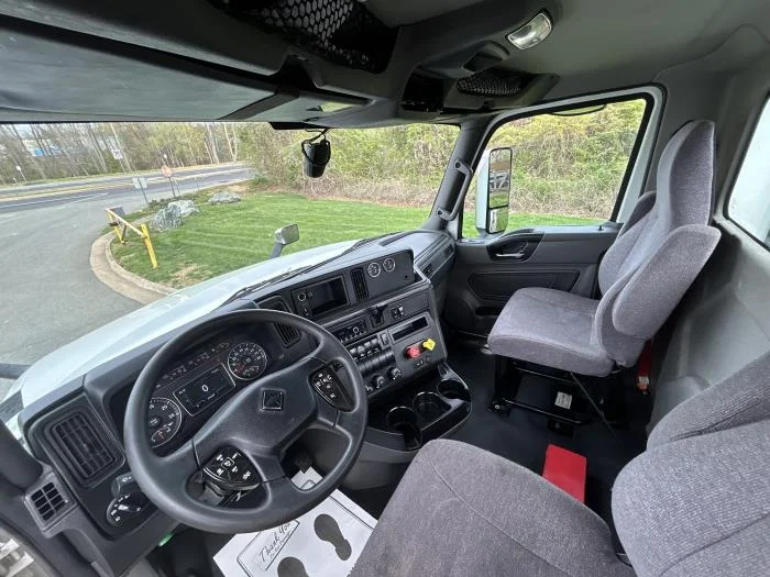 2023 International LT - image 15