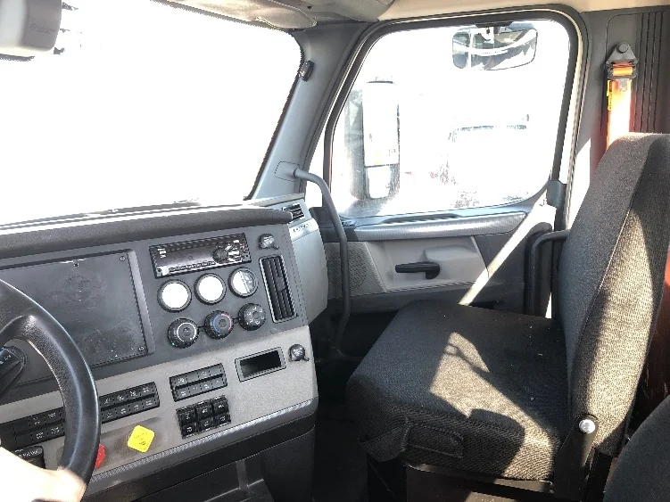 2019 Freightliner Cascadia - image 9