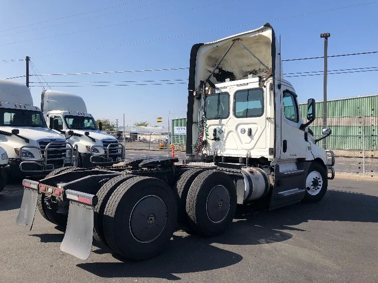 2019 Freightliner Cascadia - image 7