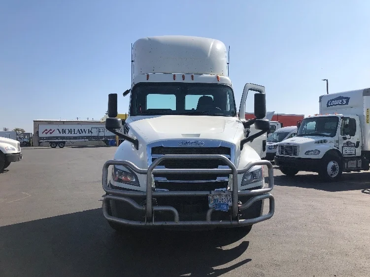 2019 Freightliner Cascadia - image 2