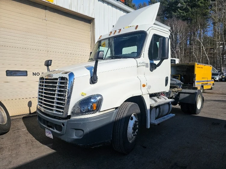 2017 Freightliner Cascadia - image 3
