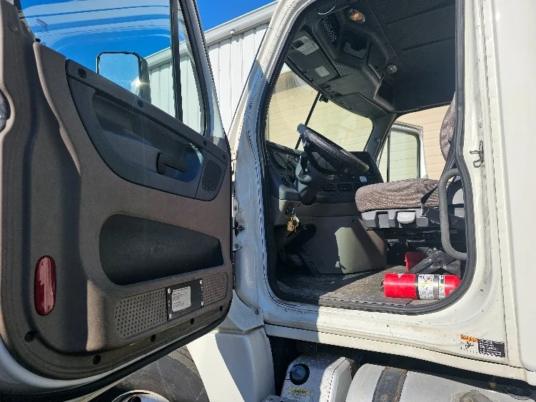 2017 Freightliner Cascadia - image 9