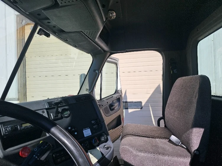 2017 Freightliner Cascadia - image 10