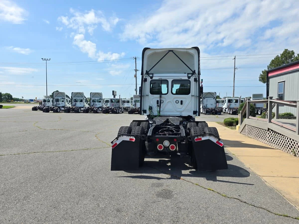 2023 Freightliner Cascadia in North Little Rock, AR — photo 5