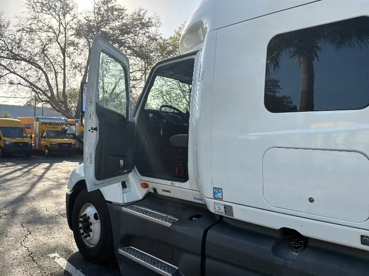 2023 International LT - image 9