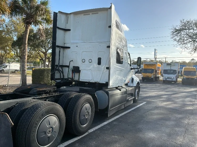 2023 International LT - image 7