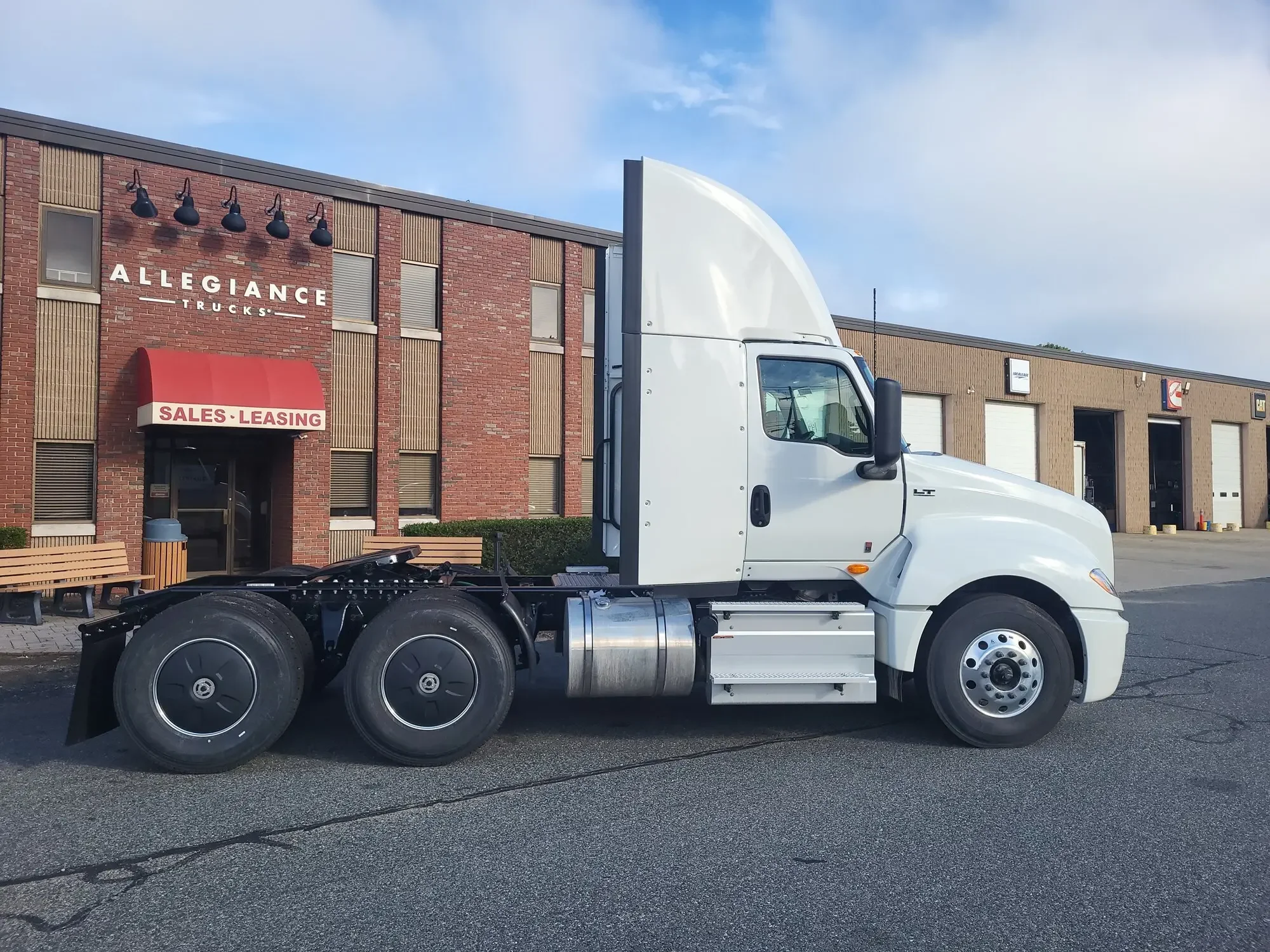 2025 International LT - image 8