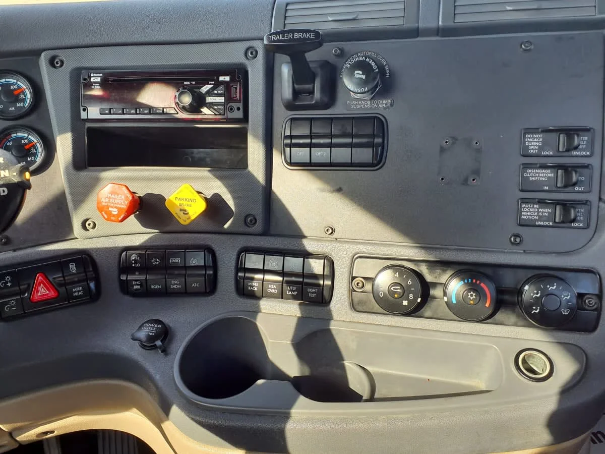 2018 Freightliner Cascadia - image 10