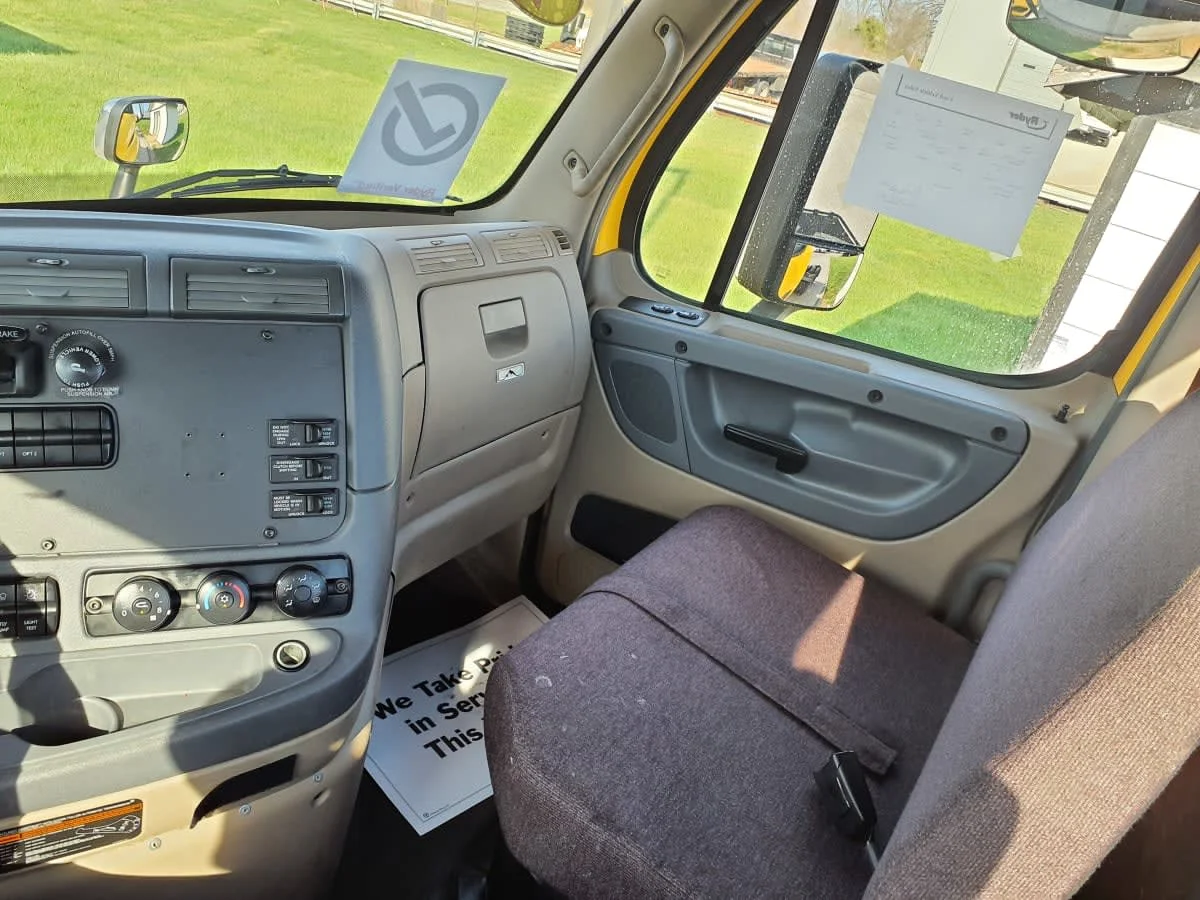 2018 Freightliner Cascadia - image 7