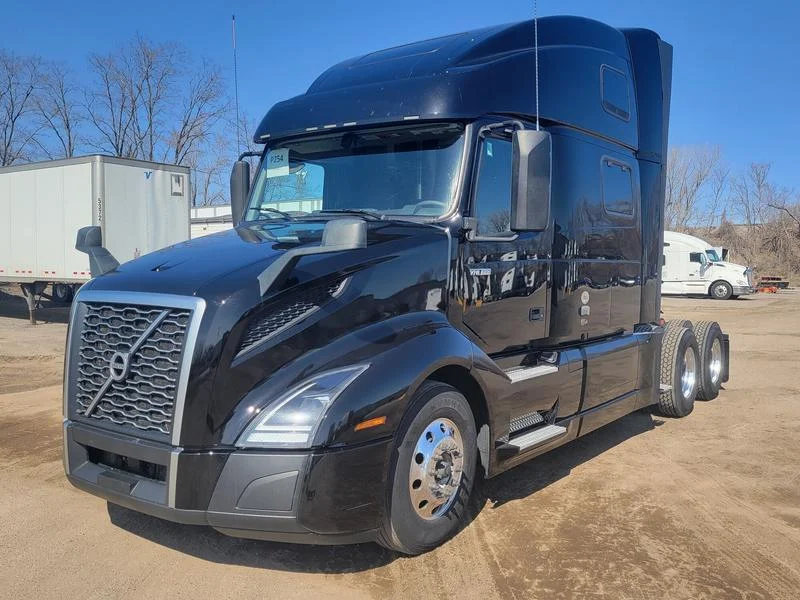 2023 Volvo VNL 860 in Cedar Rapids