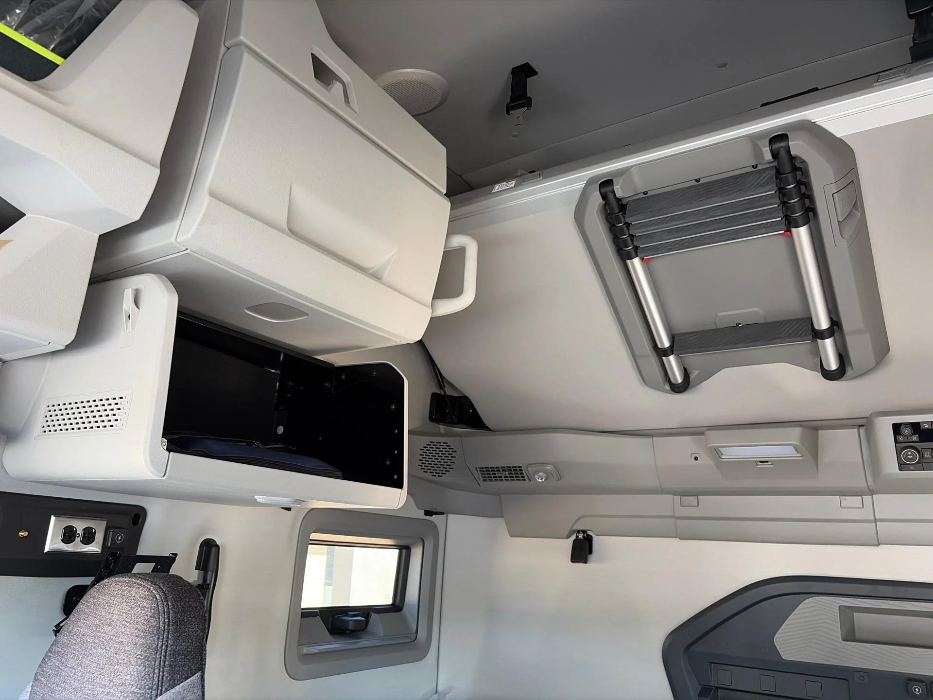 2025 Volvo VNL 860 - image 17