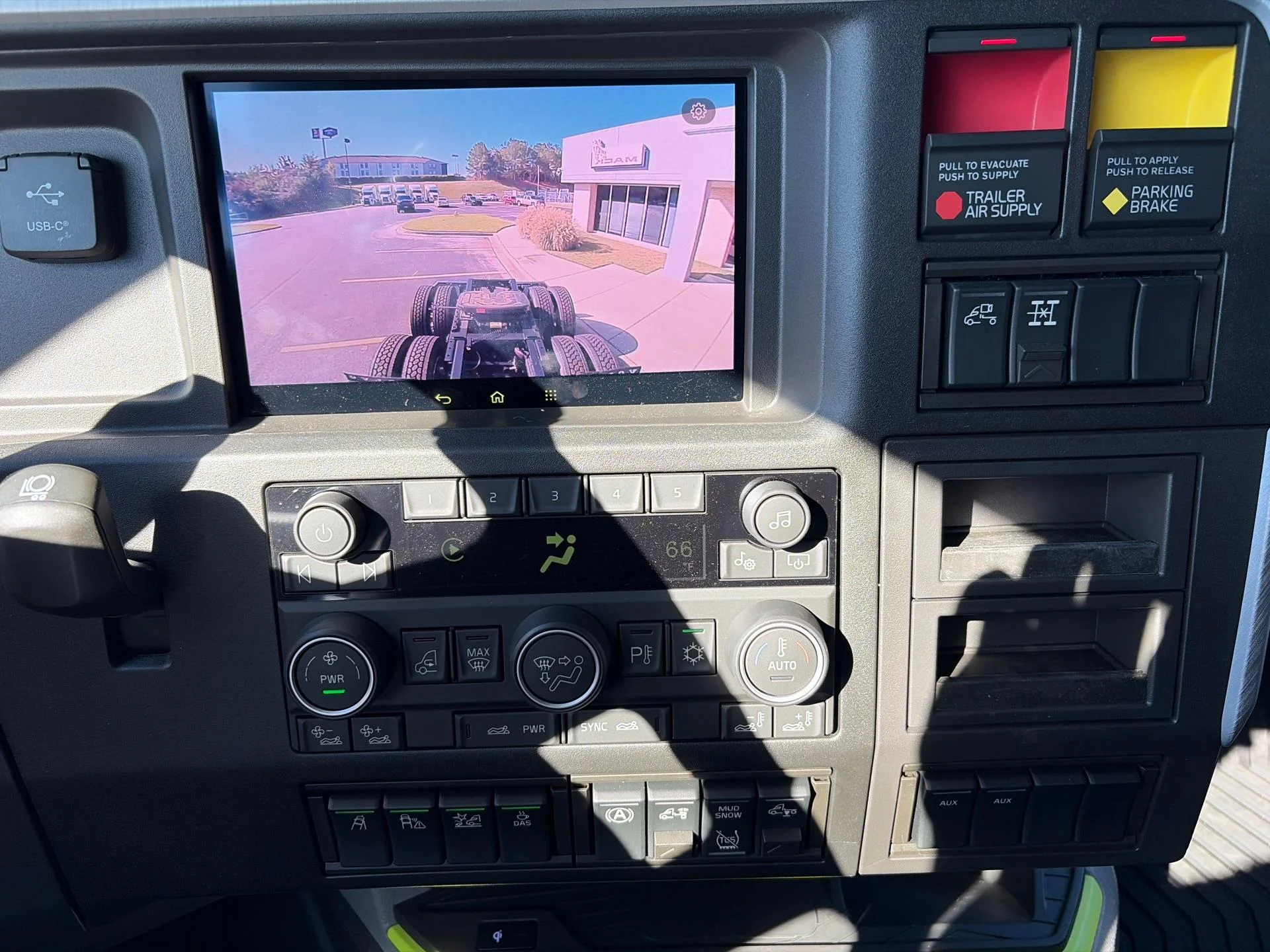 2025 Volvo VNL 860 - image 14