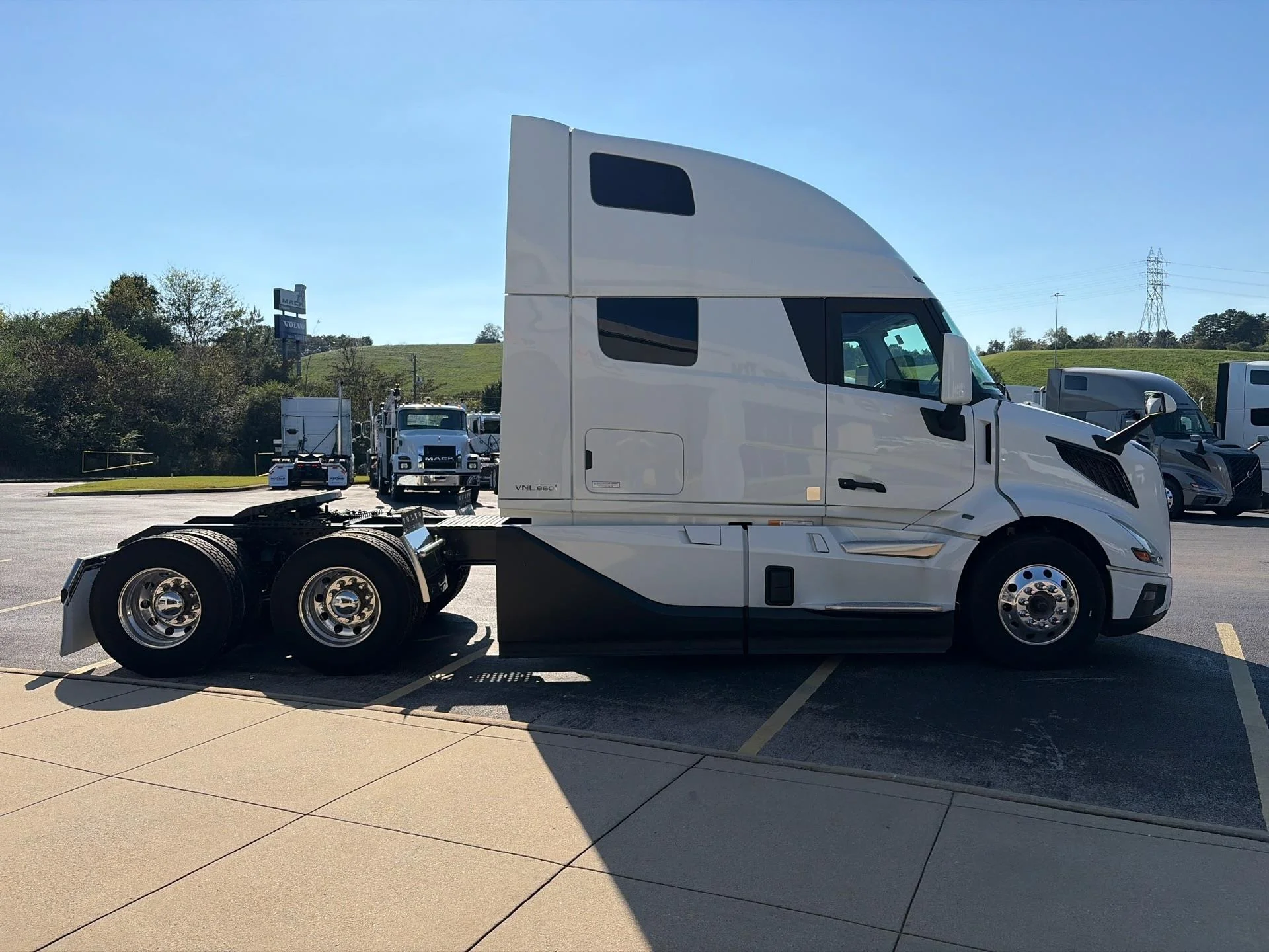 2025 Volvo VNL 860 - image 4