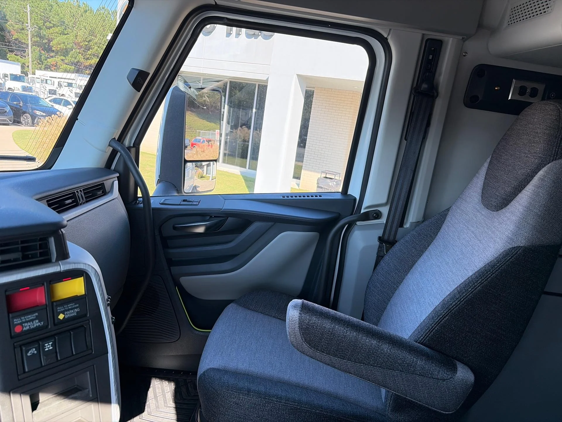 2025 Volvo VNL 860 - image 15